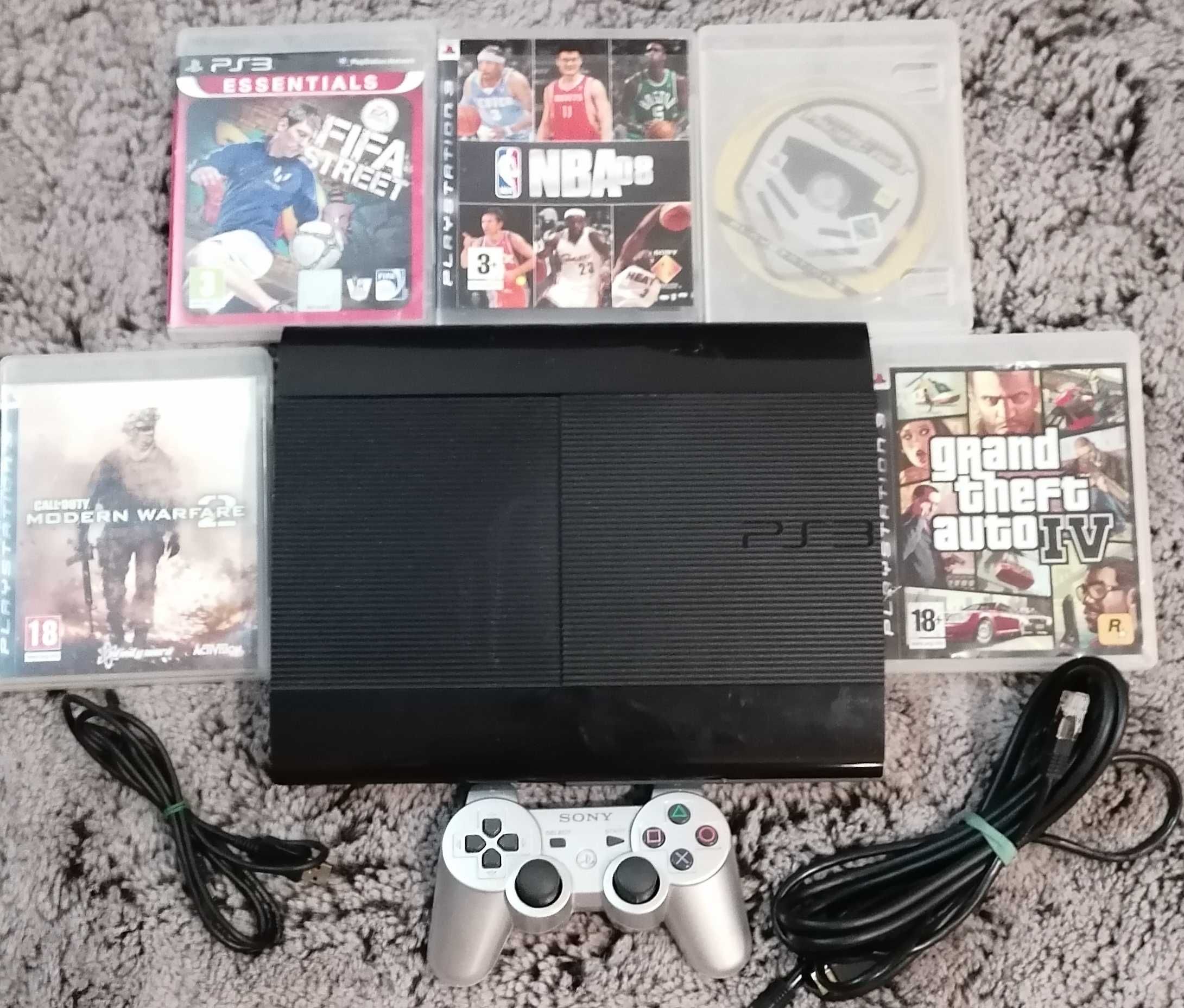 Продавам PlayStation 3 с два джойстика кабели и пет игри