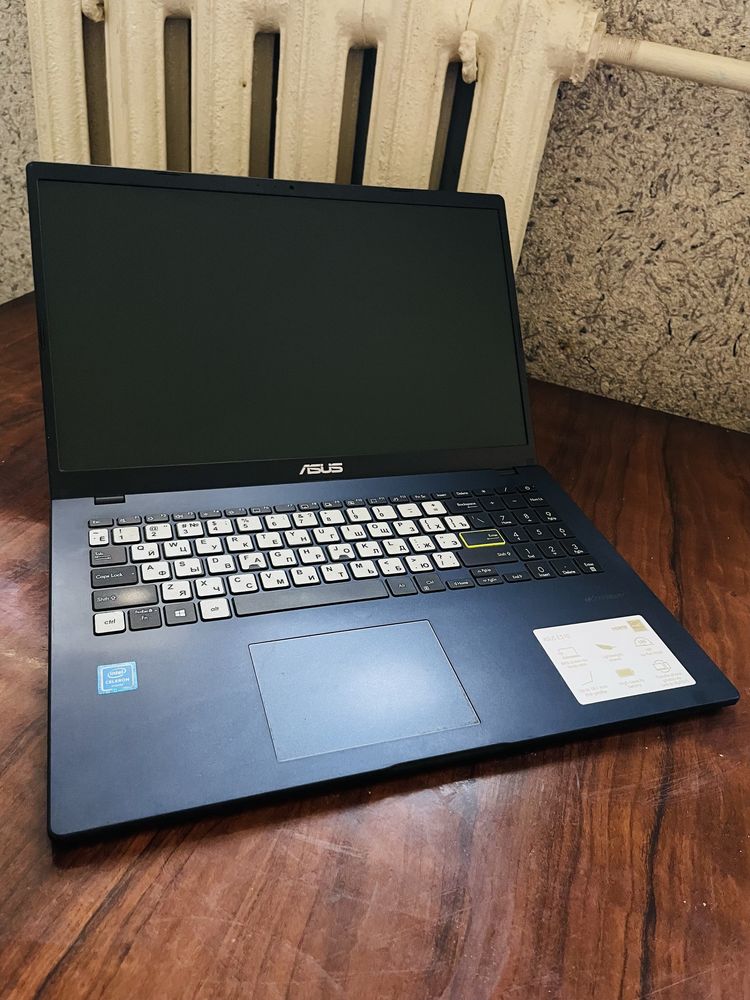 Asus noutbuk holati ideal kam ishlagan