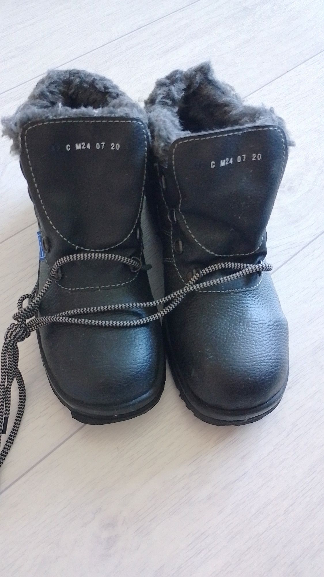 Продам зимние ботинки