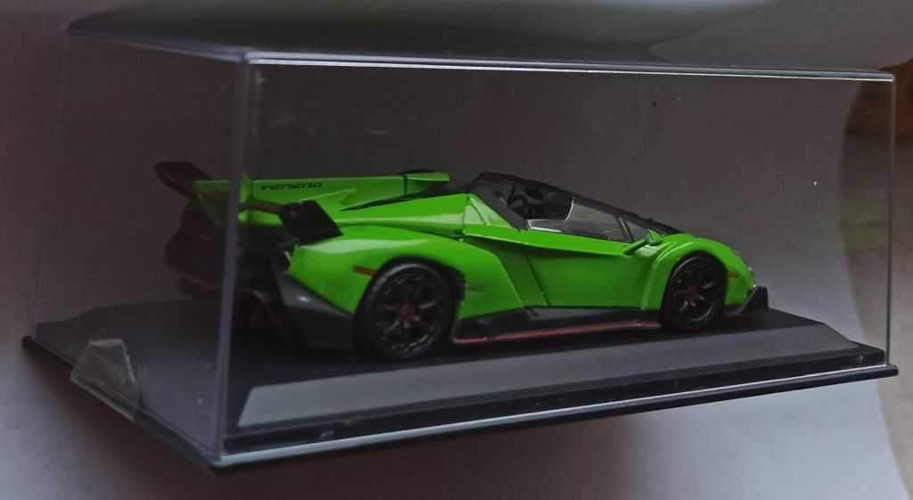 Macheta Lamborghini Veneno Roadster 2013 verde - WhiteBox 1/43