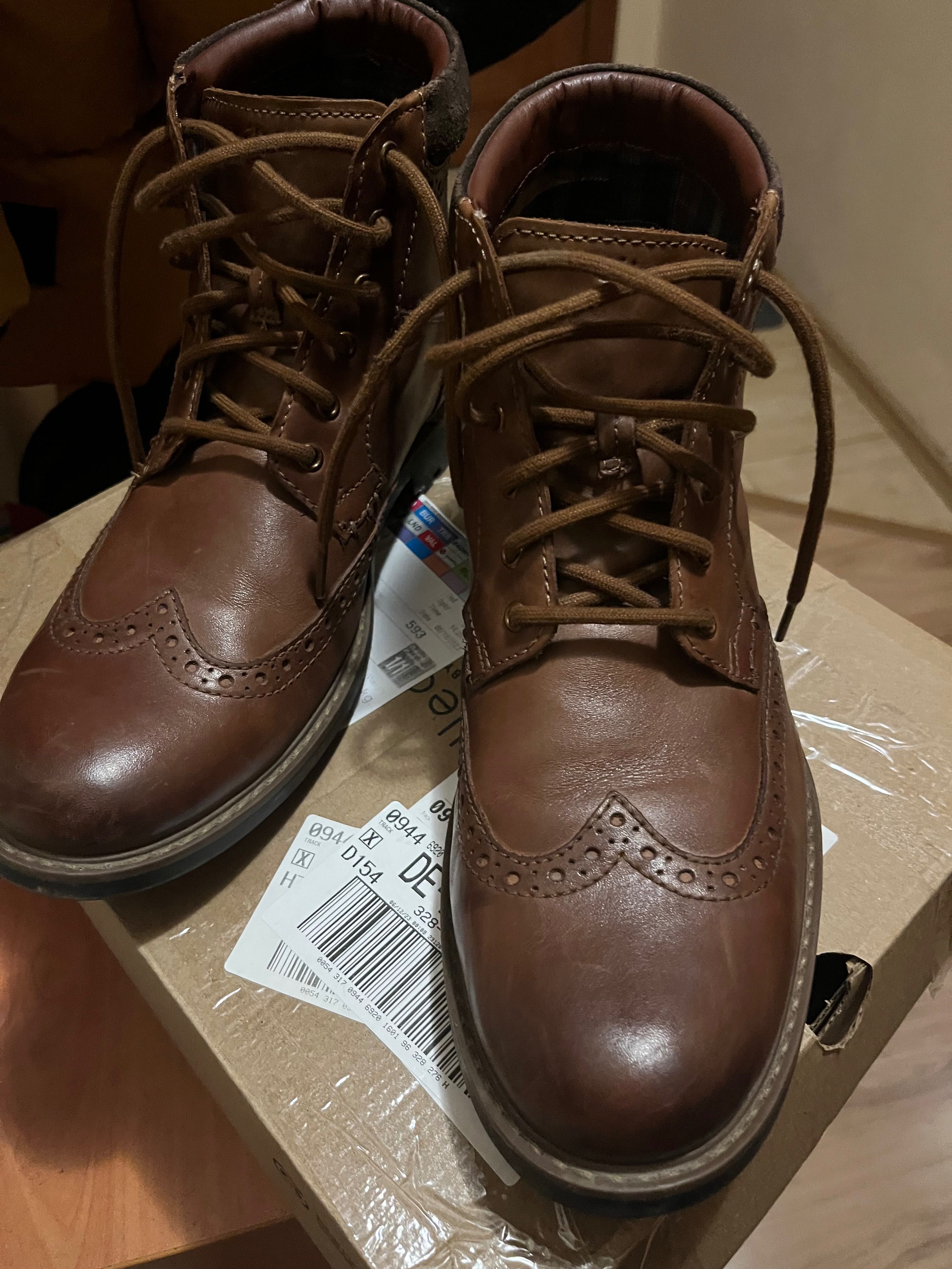 Боти с връзки Clark’s