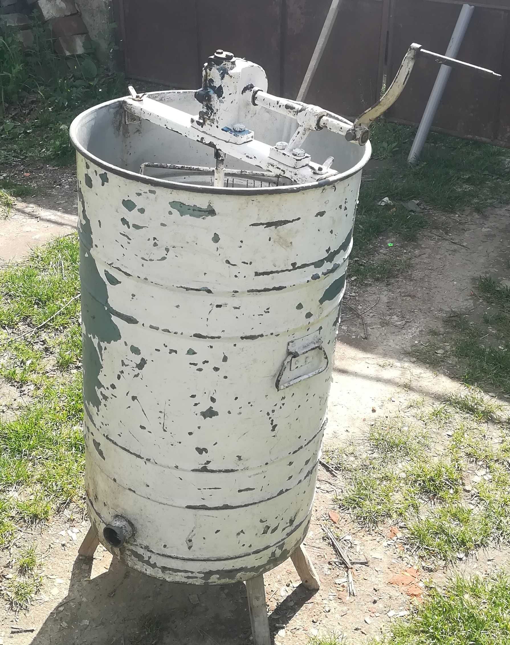 Extractor de miere de albine din rame.