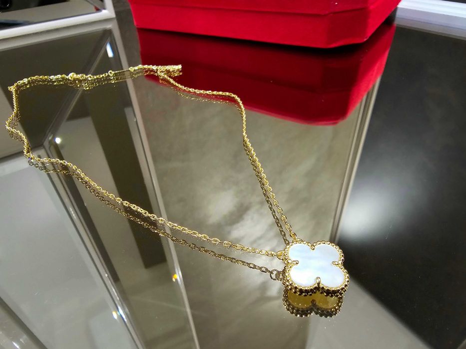 Van Cleef & Arpels VCA Gold Mother Pearl Alhambra 1 Motif Дамско Колие