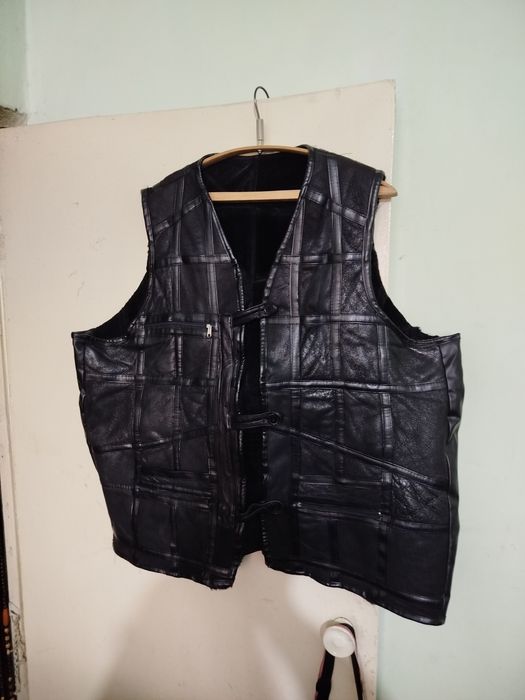 Продам кожаные безрукавки.