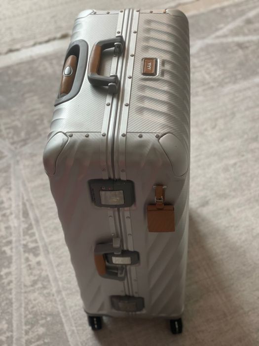 Продам чемодан  TUMI , размер L