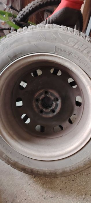 Гуми с джанти от Seat Leon 195/65/15 Зимни отлични дот'24 RIKEN