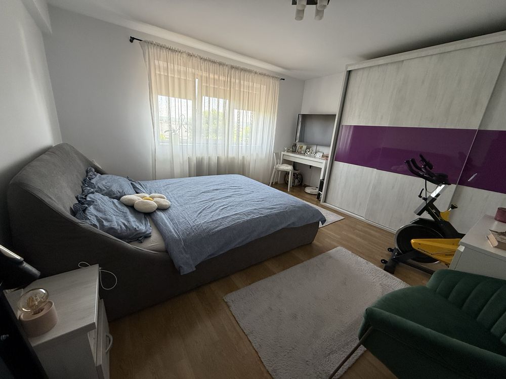 Apartament 3 camere, 64 m² utili, balcon inchis, curte privata–Reghin