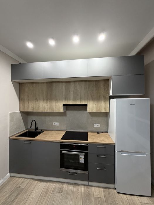 Продам кухонный гарнитур. Со встроенной техникой Daus и холодильником.