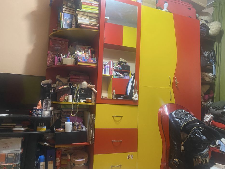 Vand mobila dormitor ,doua culori ,din pal .mobila a fost facuta acum