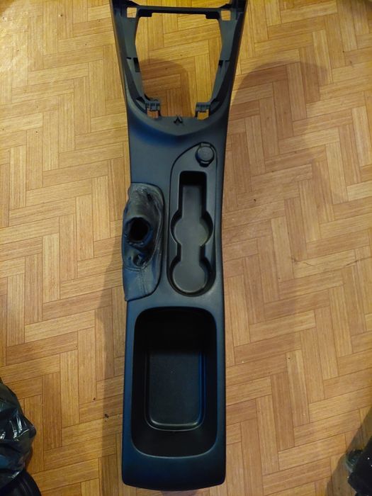 308 1.6 D 2011г. Конзола между предни седалки