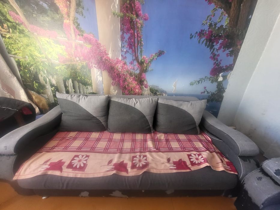 Продам диван средний состояние