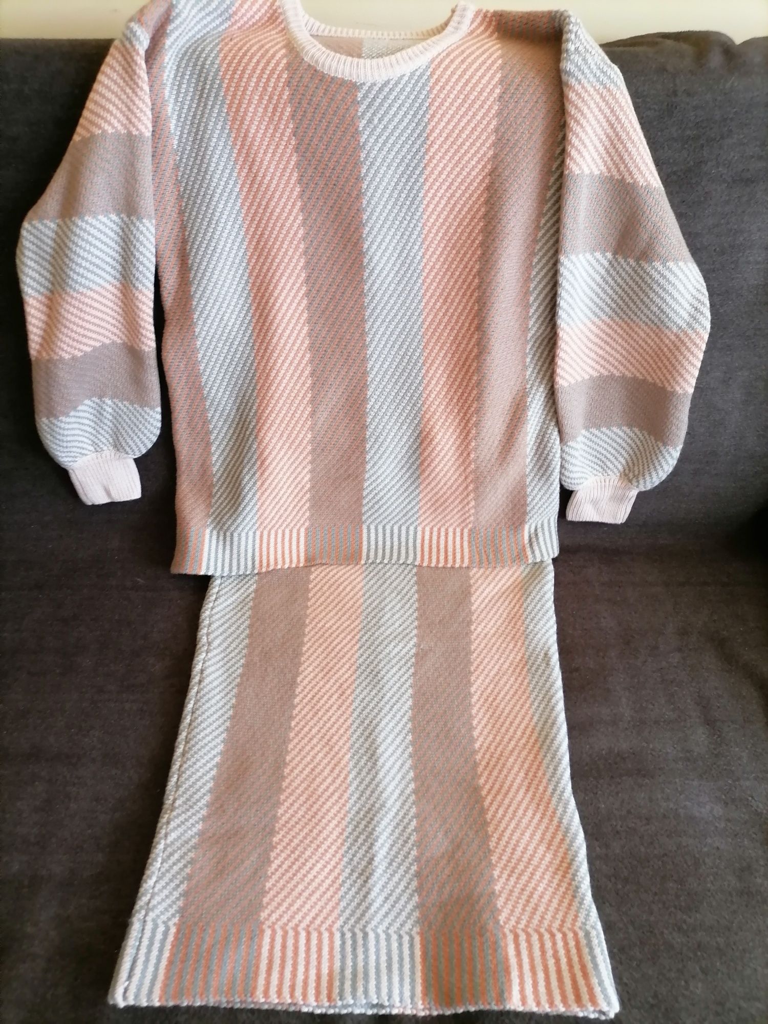 Costumas NOU, 36-38,in trend, tricotat (bluza+ fusta)