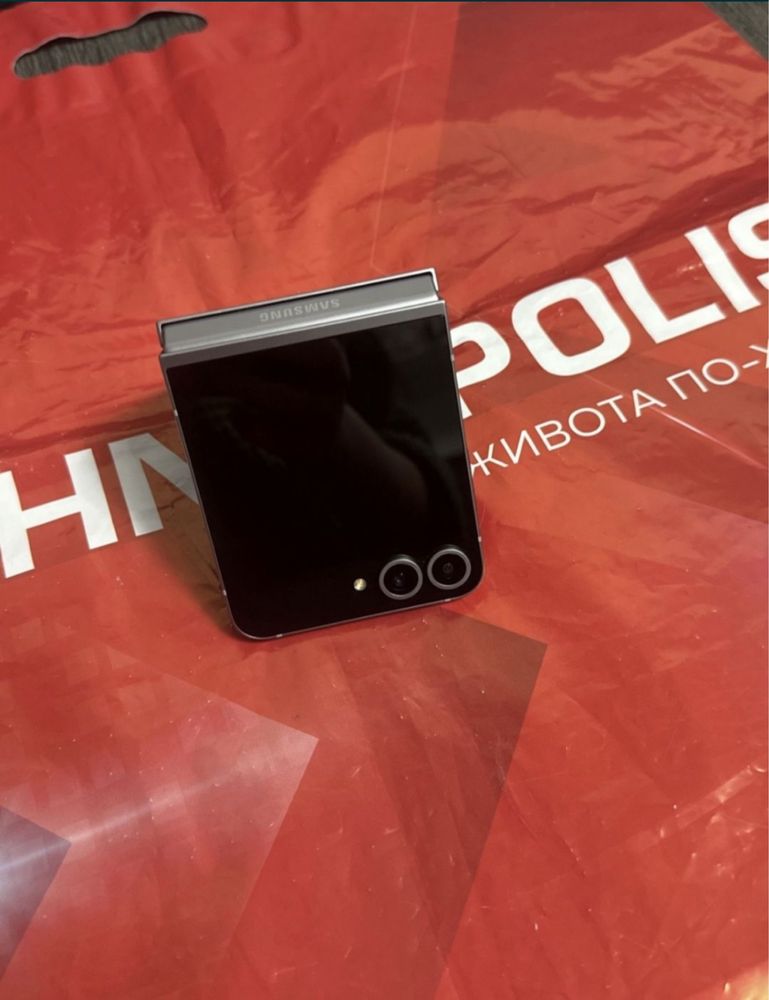 КАТО НОВ 256GB Samsung Z Flip 6 Гаранция Технополис 2026 г. Silver