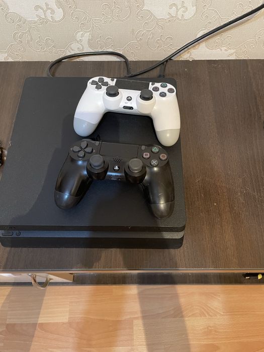 Продам PS4 на 1тр