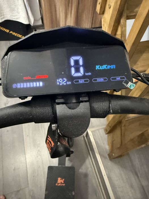 Trotineta electrica pliabila