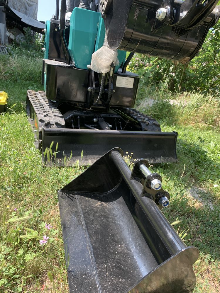 Mini excavator compact