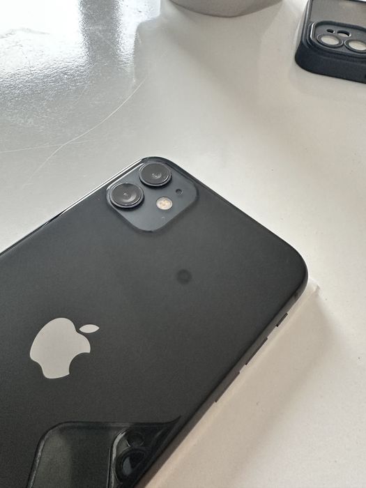 iPhone 11 impecabil 64GB – Folie și huse incluse