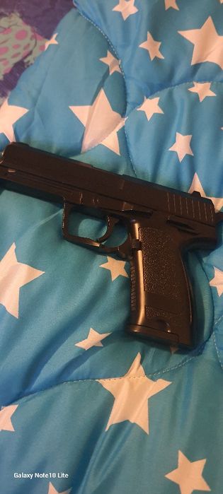 Vând pistol cu bile metalice s au plastic f