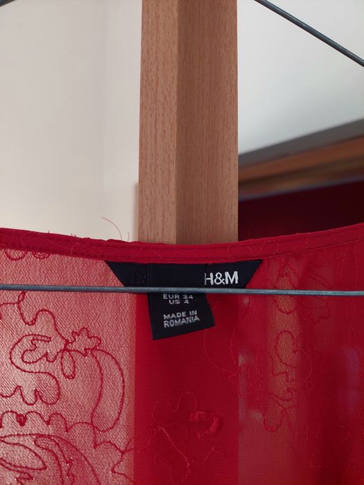 Bluzița roșie cu mâneci evazate