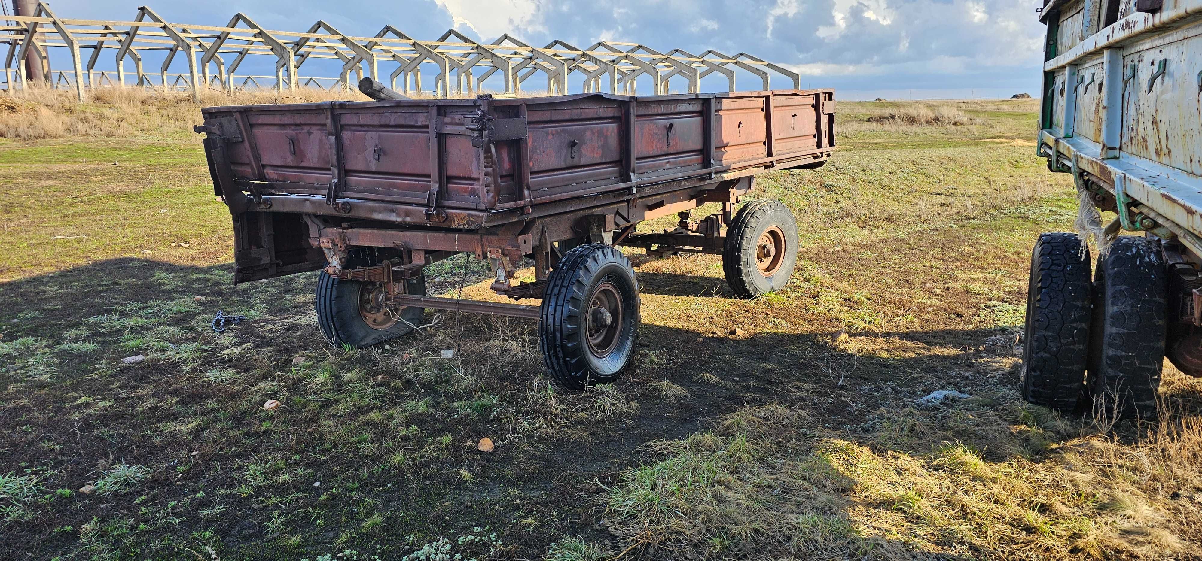 прицепы ПТС-4: бортовые 2 шт, сеновозка 3 шт.