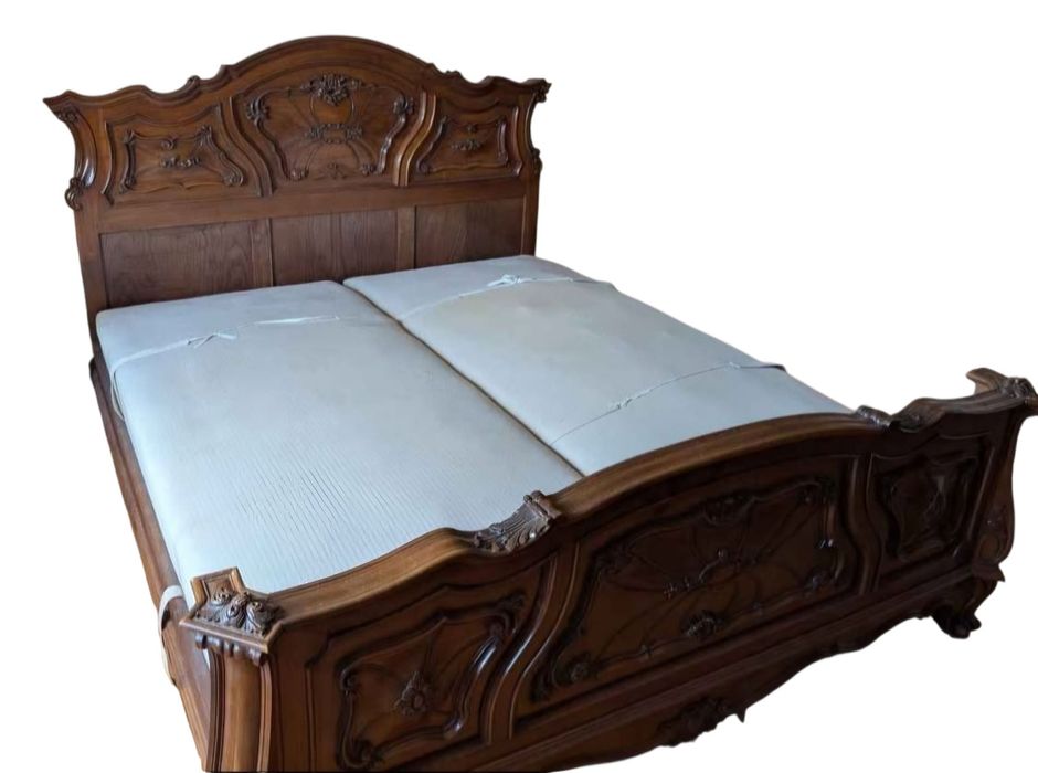 Dormitor din lemn masiv de nuc sculptat manual