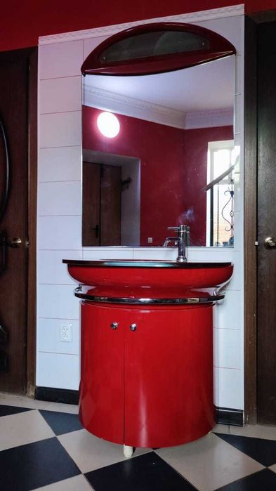 Раковина с тумбой и зеркалом