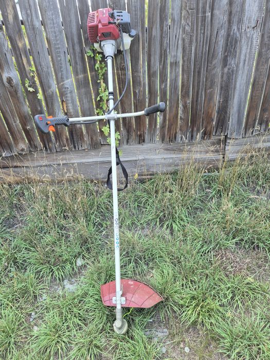 Мотокоса, бензотриммер с дополнительной насадкой для культивации.