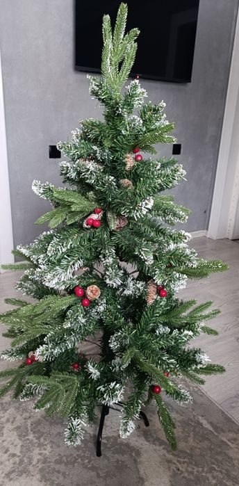 Продам ёлку с ягодами и шишками