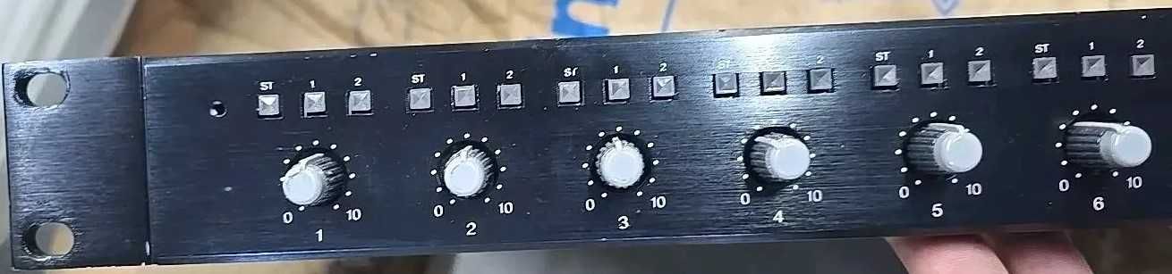 Mixer stereo TOA M-243 L cu 6 canale de 19" montabil în rack