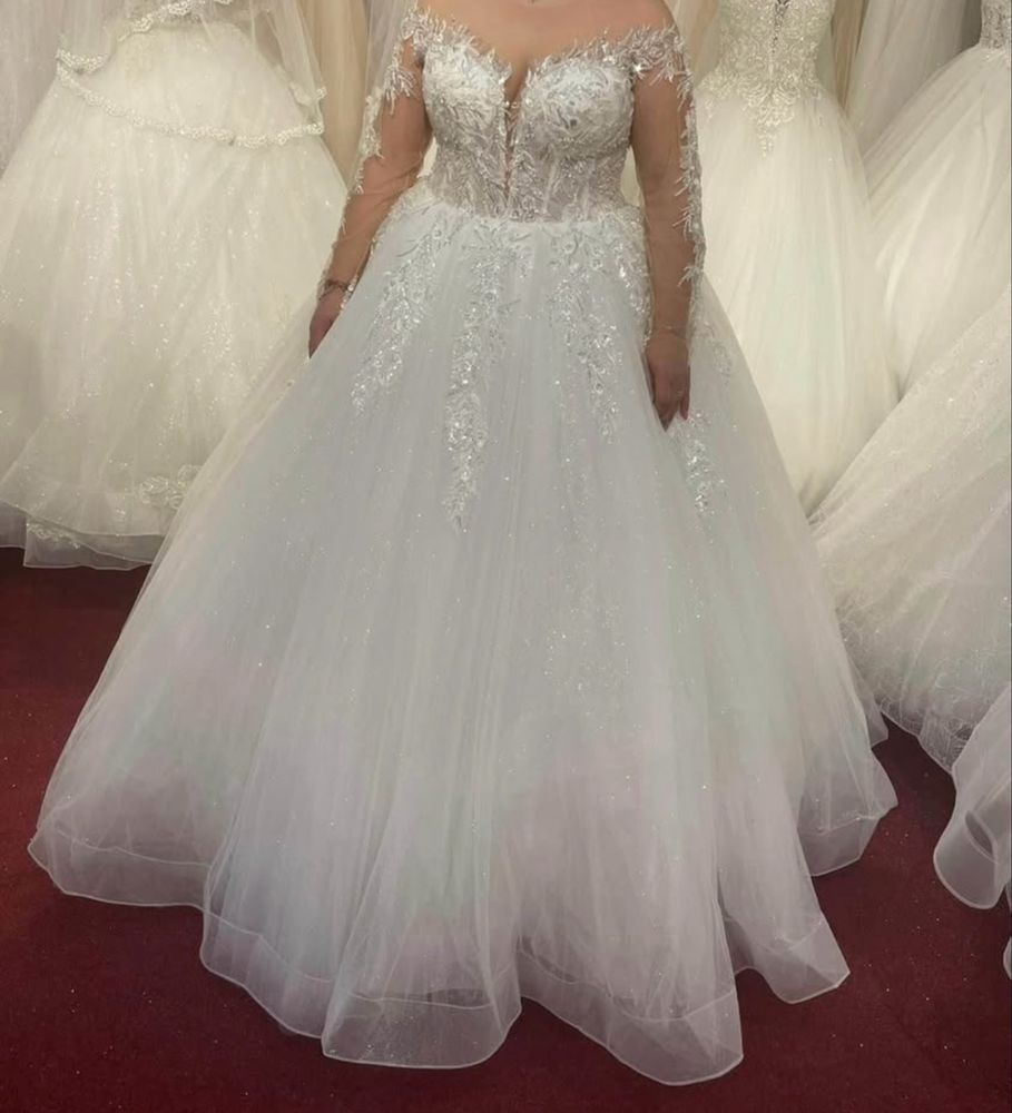 Vand rochie de mireasa + crinolina 7 cercuri , marime 44