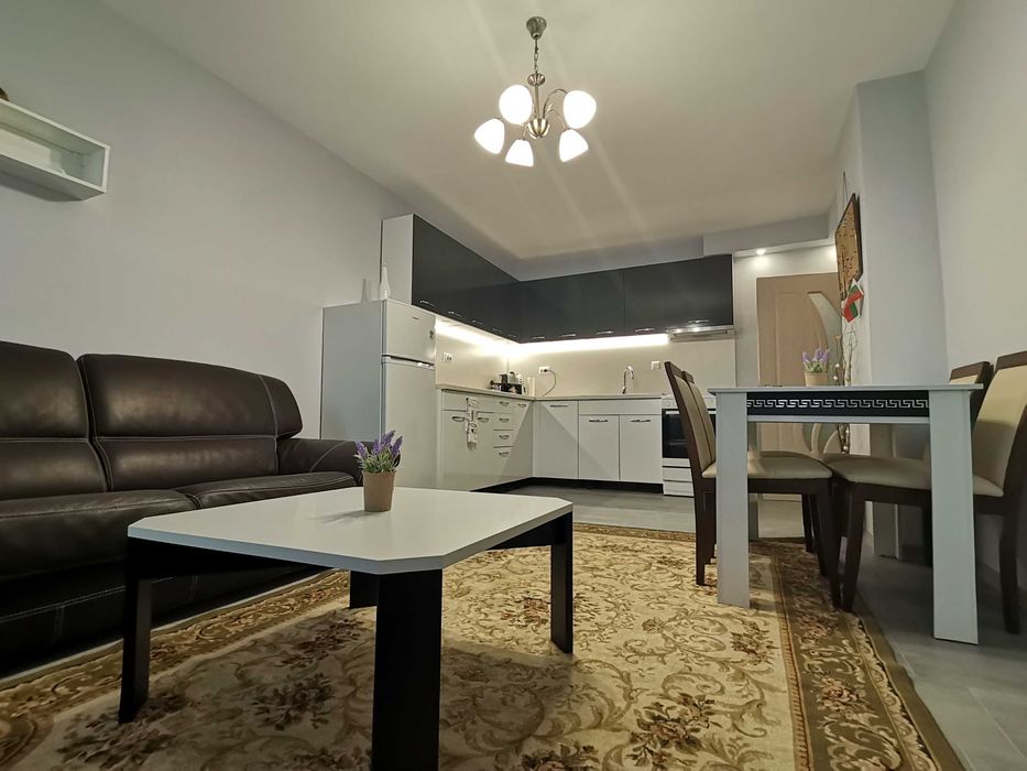 Дава се под наем Тристаен апартамент в Бургас, Изгрев - 65 кв.м за 250 € - Снимка #1