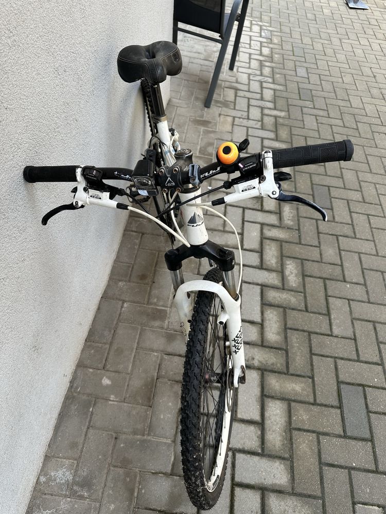 Bicicleta Fuji, roti 26, cadru aluminiu, frane hidraulice pe disc