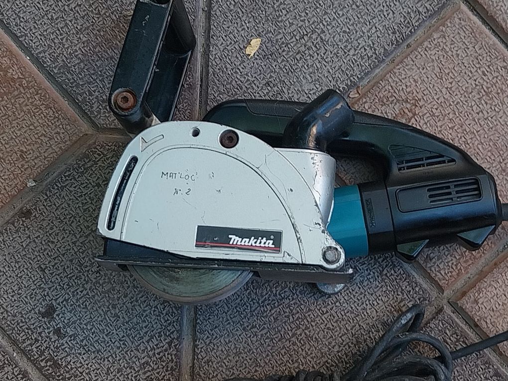 Masina de făcut canale MAKITA  SG 1250 de 1400 w