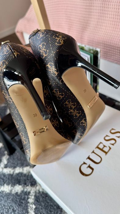 Обувки Guess на висок ток, 39 номер