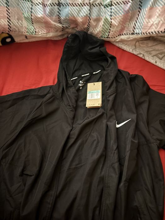Есенно яке на найк чисто ново !!