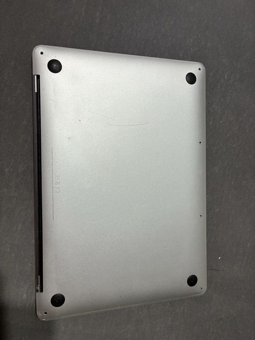 Vând Apple Macbook Pro 13 2017 funcțional, cu lipsuri. Preț bun!
