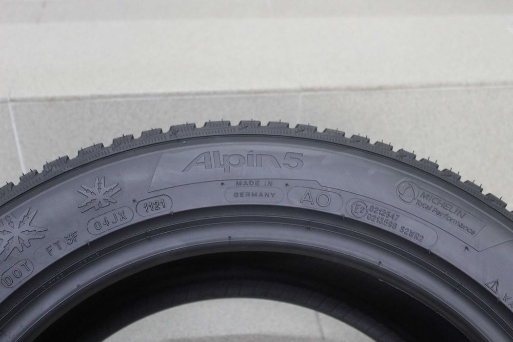 215/55-17 Michelin Alpin 5