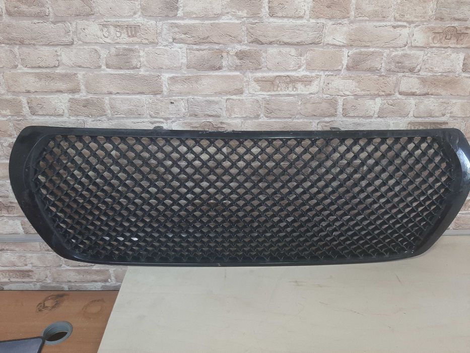 Продам решетку радиатора на Тойота Ланд крузер 200