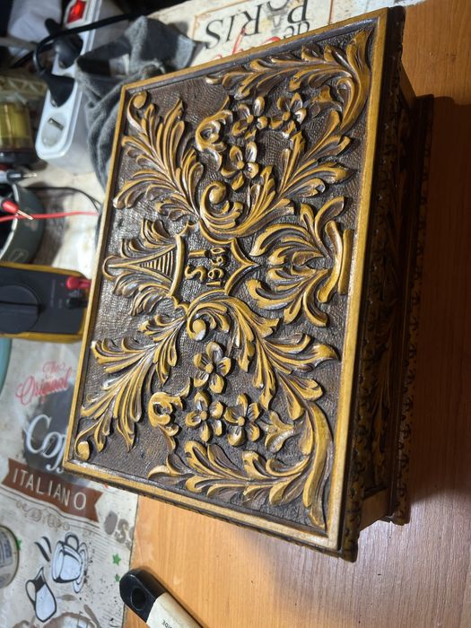 Cutie bijuterii din lemn de nuc decorativa anul 1960