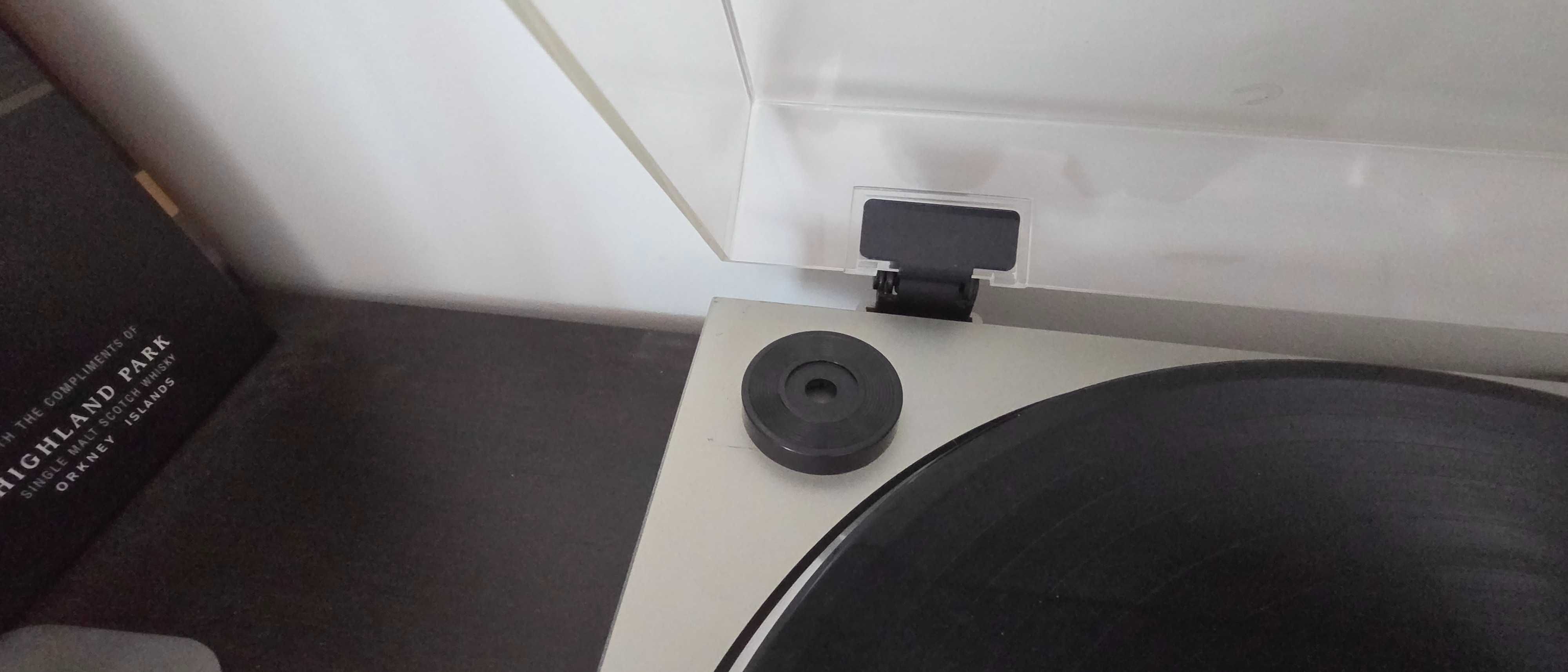 Продавам пефектен грамофон PIONEER PL300