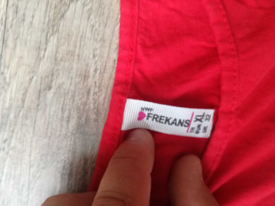 Продавам дамска фланелка със цвете