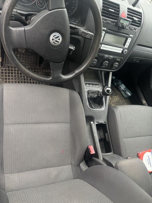 Vând Golf 5 stare bună toate actele la zi are motorul defect