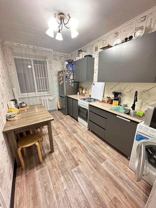 Продам 3 х комнатую квартиру в 6 мкр!!!срочно!