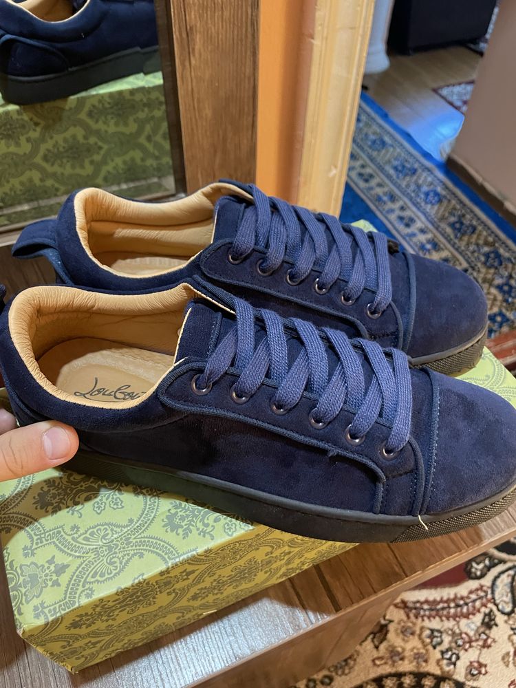 Louboutin uslubidagi zamonaviy oyoq kiyim