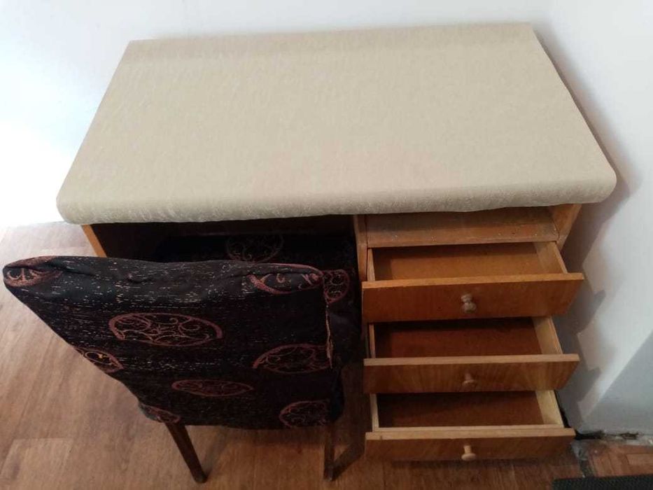 Стол 63х103 см с выдвижными ящиками в комплекте мягкий стул со спинкой