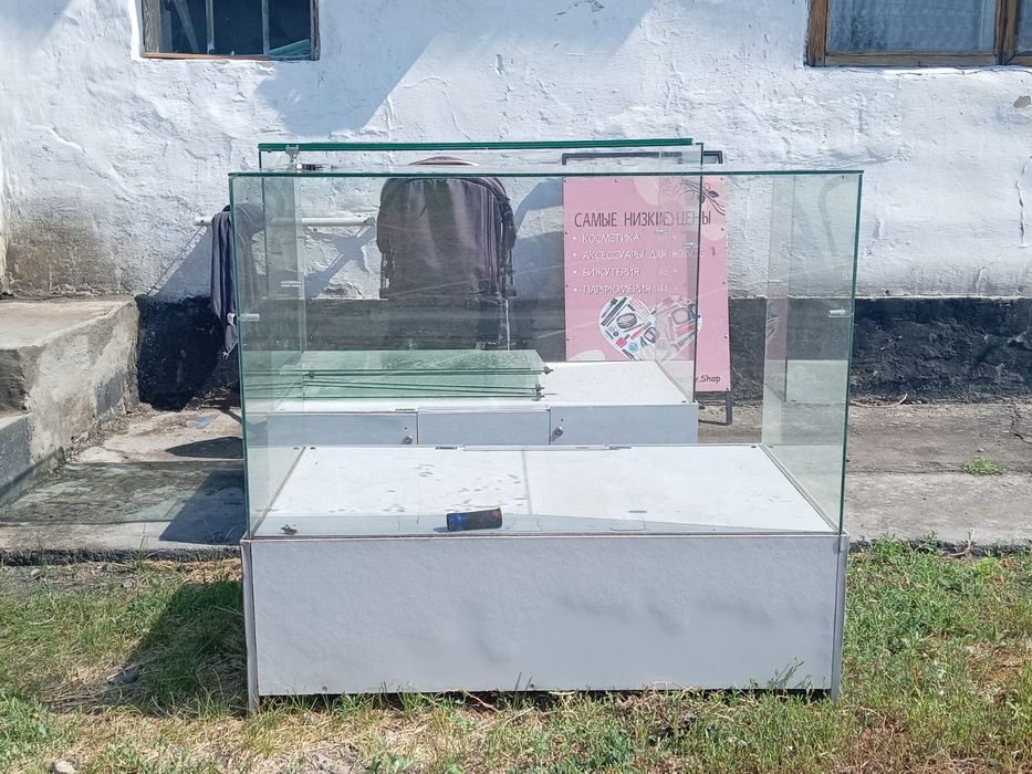 Продам витрину стекло