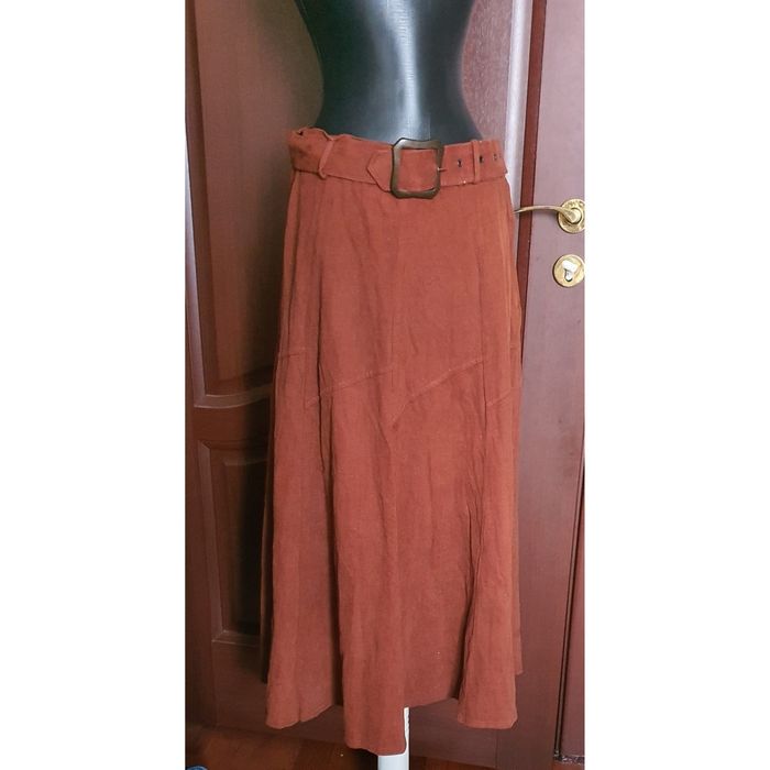 Fusta lunga maro larga pe elastic 
Cureaua este cu defect 
Materialul