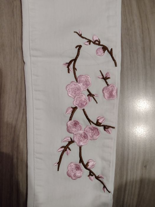 Дамски бели дънки с бродерии