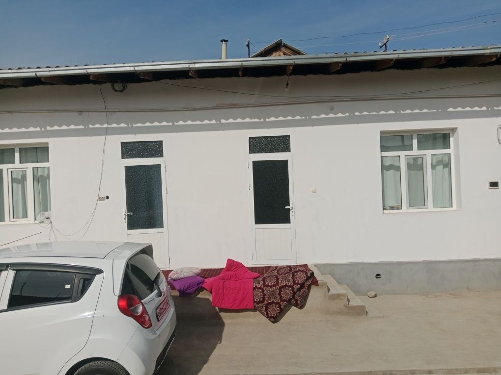 Uy sotiladi 8 sotix 4 xonasi bilan