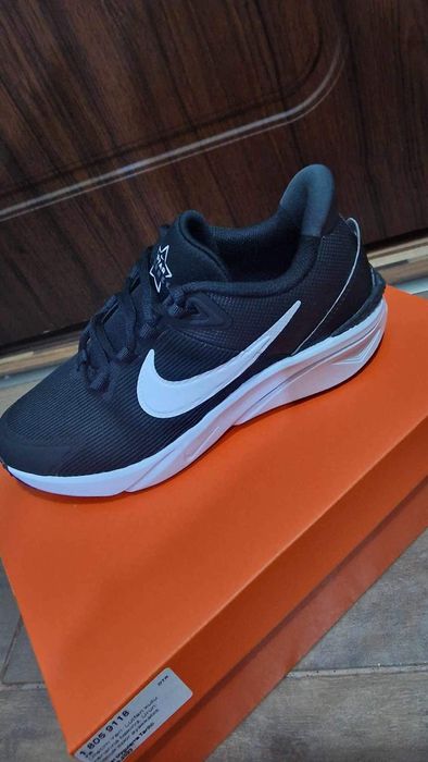 Vand adidasi Nike